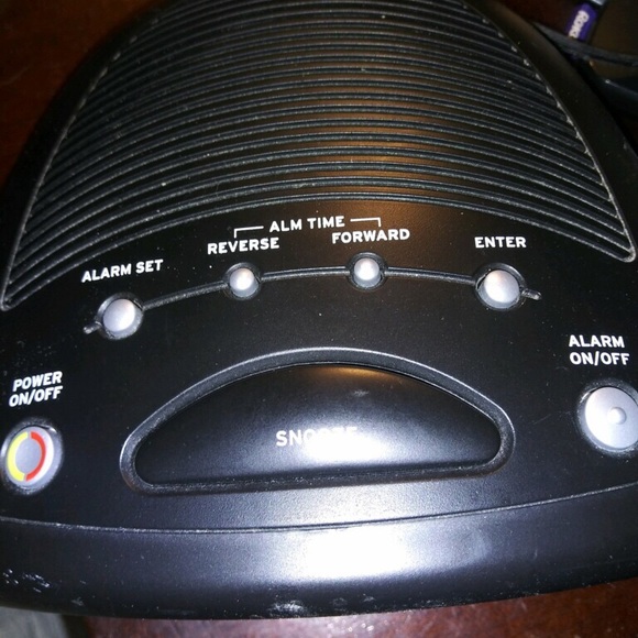 Timex AM/FM Clock Radio with MP3 auxiliary line - Picture 2 of 4